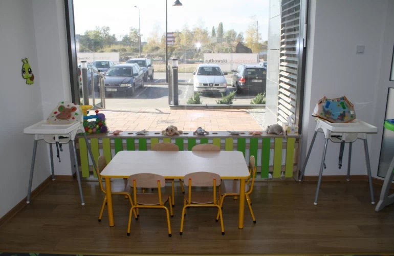 stolik dla dzieci przy oknie